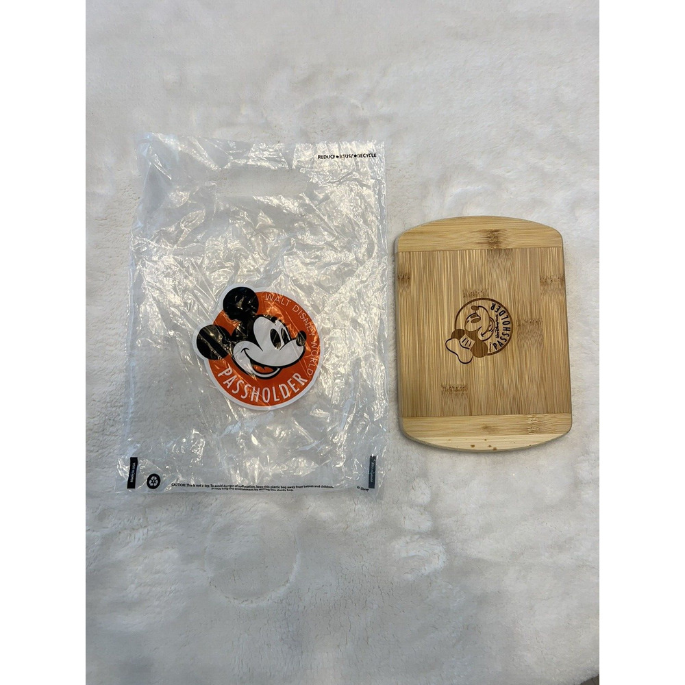 DISNEY EPCOT FOOD & WINE FESTIVAL 2018 ANNUAL‎ PASSHOLDER CUTTING BOARD